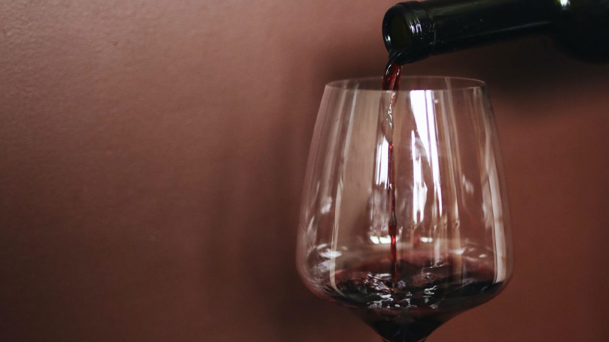 Por qué beber BMA y vino tinto de forma moderada puede ser saludable